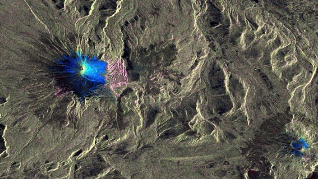 “哨兵1号”雷达卫星拍摄的图像显示，智利的维利亚里卡火山的形状发生了变化（图中蓝色区域）。