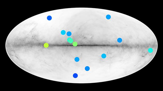 图1：伽马射线的十四个天体源可能来自反恒星（如这张银河系全天地图上的彩色圆点所示；黄色代表明亮的天体源、蓝色代表黯淡的天体源）
