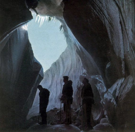 1948年夏季，探险人员进入了格陵兰岛的一个洞穴