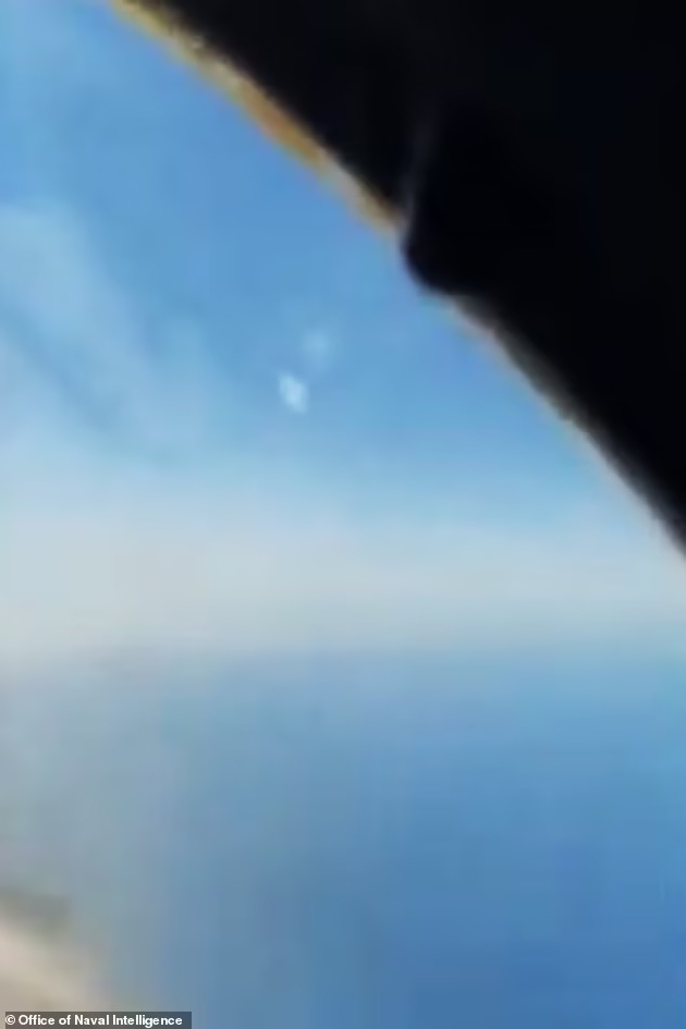 其中一段视频取自海军训练区的驾驶舱，显示了一个漂浮在飞机上的球形物体