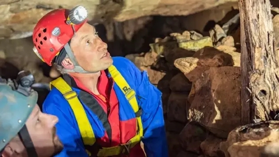 图为考古学家杰米・隆德和洞穴探险俱乐部队长艾德・科格伦一起考察这处位于阿尔德利角地下的钴矿。