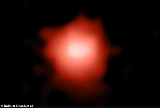 仅仅投入运行一周后，韦布望远镜就证明了其巨额的花费是值得的。7月12日，韦布望远镜团队发布了第一张官方深空图片；一周后，科学家宣布它发现了一个135亿年前的星系，这是目前人类肉眼看到的宇宙中最古老的星系