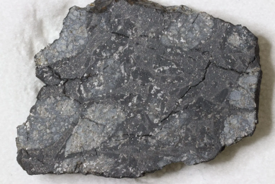 研究人员发现该陨石存在冲击暗化过程的证据。